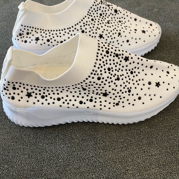 Shoes, slip on, white and black size 6, light weight, no name no brand - Picture 7 of 8